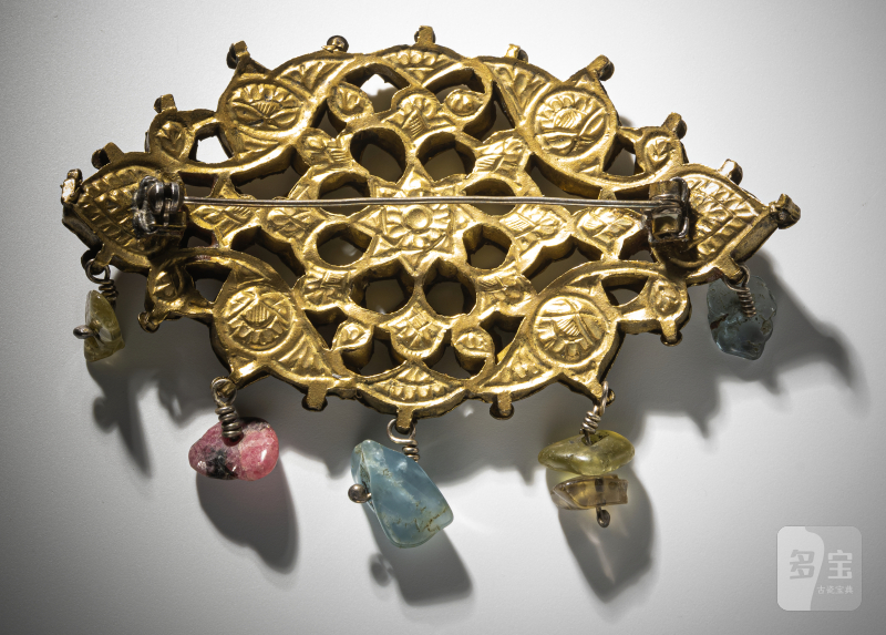 A gemstone-inlaid plaque reworked as a brooch - 图2